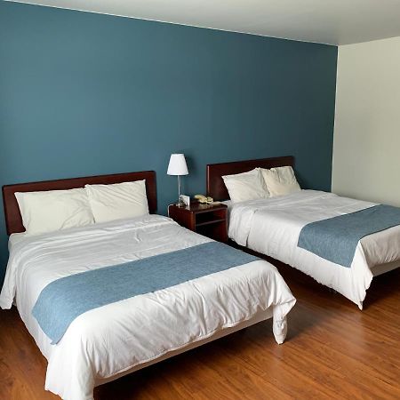 Motel Le Rond Point Metabetchouan-Lac-a-la-Croix Экстерьер фото