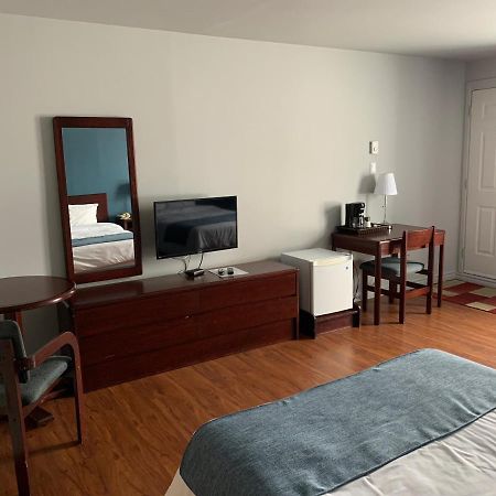 Motel Le Rond Point Metabetchouan-Lac-a-la-Croix Экстерьер фото
