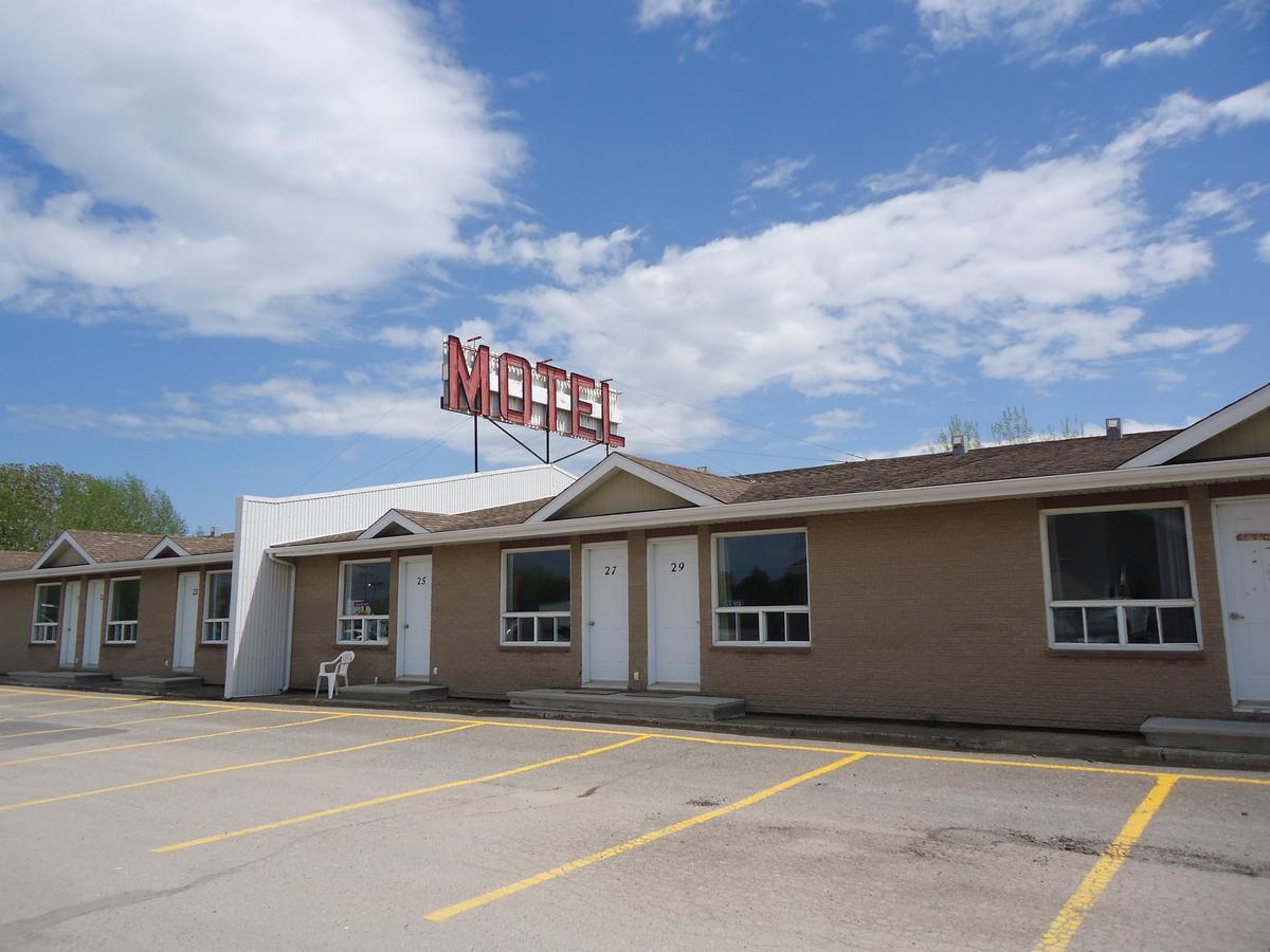 Motel Le Rond Point Metabetchouan-Lac-a-la-Croix Экстерьер фото