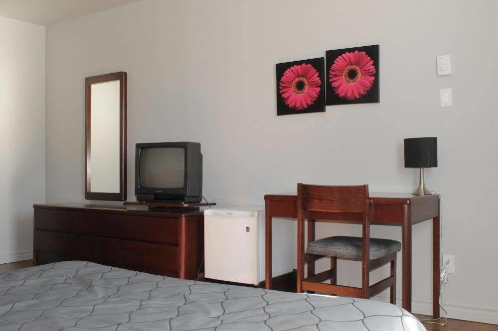 Motel Le Rond Point Metabetchouan-Lac-a-la-Croix Экстерьер фото