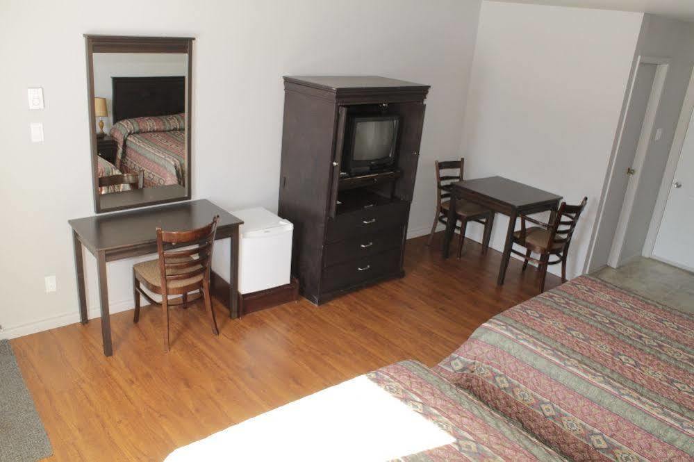 Motel Le Rond Point Metabetchouan-Lac-a-la-Croix Экстерьер фото