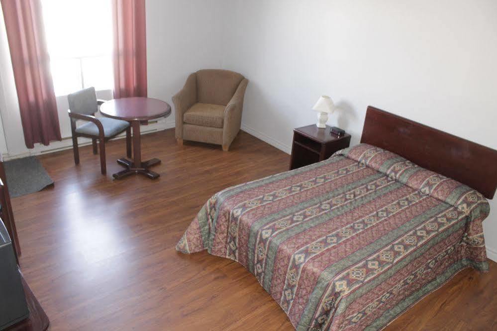 Motel Le Rond Point Metabetchouan-Lac-a-la-Croix Экстерьер фото