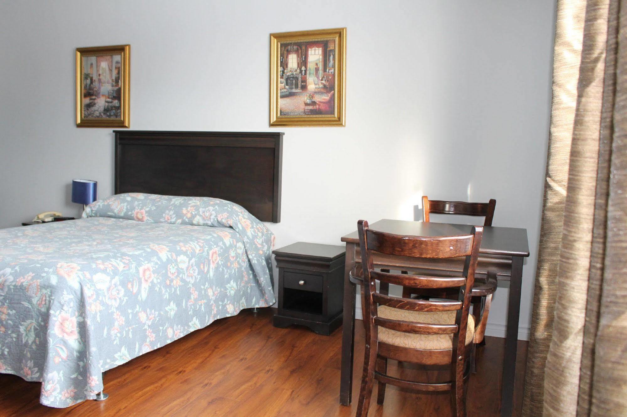 Motel Le Rond Point Metabetchouan-Lac-a-la-Croix Экстерьер фото