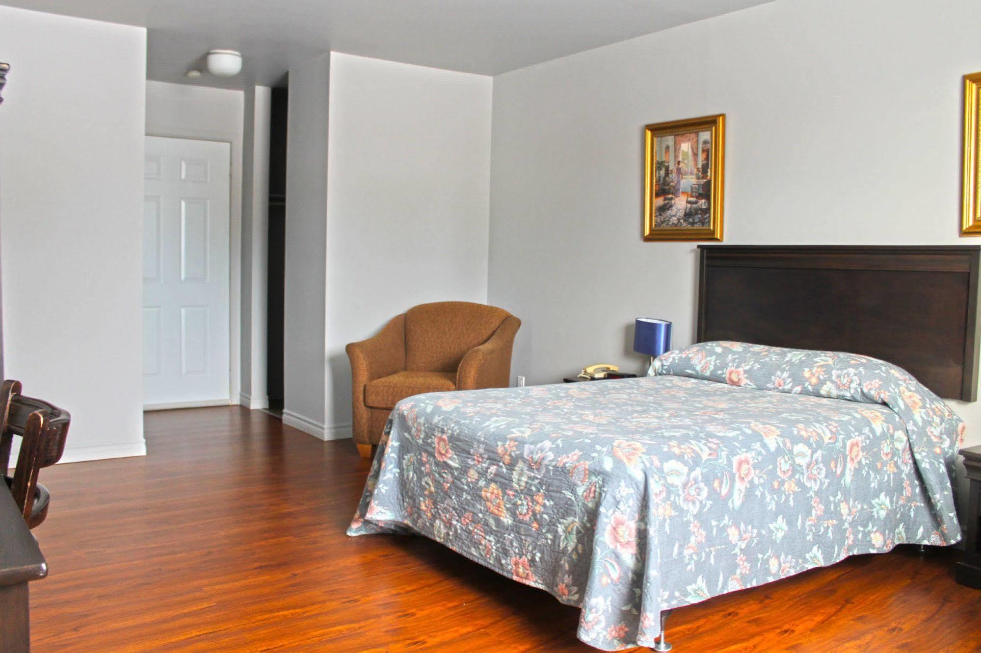 Motel Le Rond Point Metabetchouan-Lac-a-la-Croix Экстерьер фото