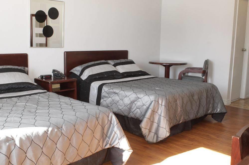Motel Le Rond Point Metabetchouan-Lac-a-la-Croix Экстерьер фото