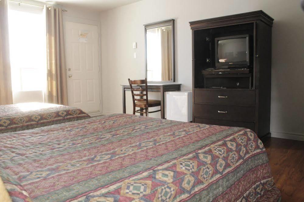 Motel Le Rond Point Metabetchouan-Lac-a-la-Croix Экстерьер фото