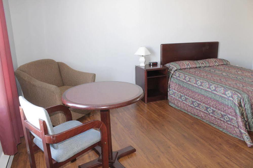 Motel Le Rond Point Metabetchouan-Lac-a-la-Croix Экстерьер фото
