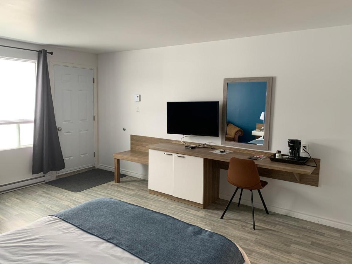 Motel Le Rond Point Metabetchouan-Lac-a-la-Croix Экстерьер фото