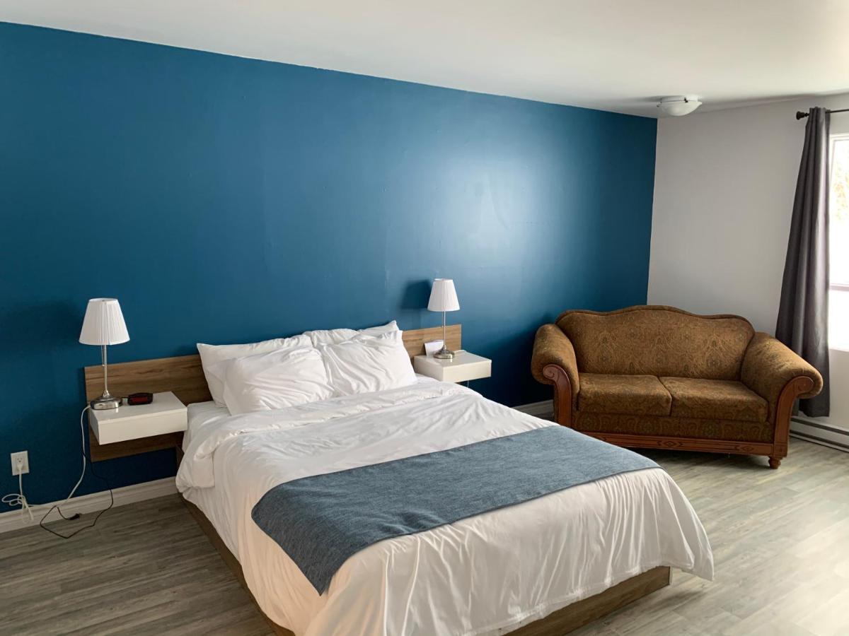 Motel Le Rond Point Metabetchouan-Lac-a-la-Croix Экстерьер фото