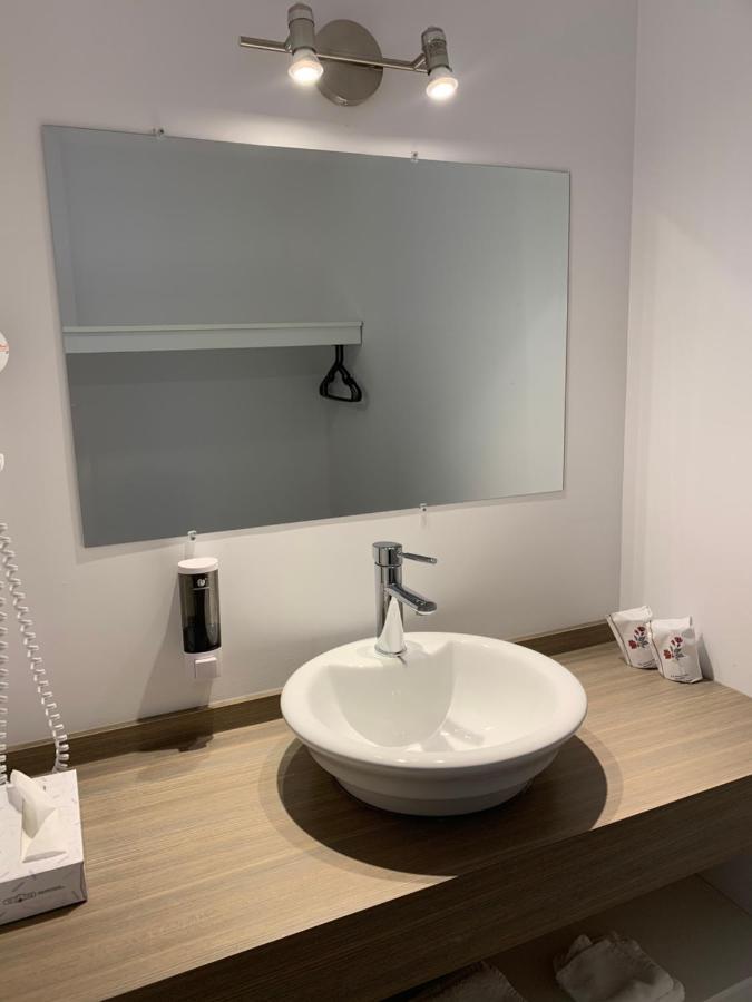 Motel Le Rond Point Metabetchouan-Lac-a-la-Croix Экстерьер фото